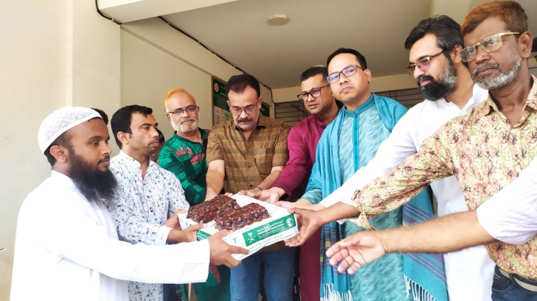 মধুপুরে এতিমখানা ও প্রতিবন্ধী বিদ্যালয়ে সৌদির খেজুর বিতরণ