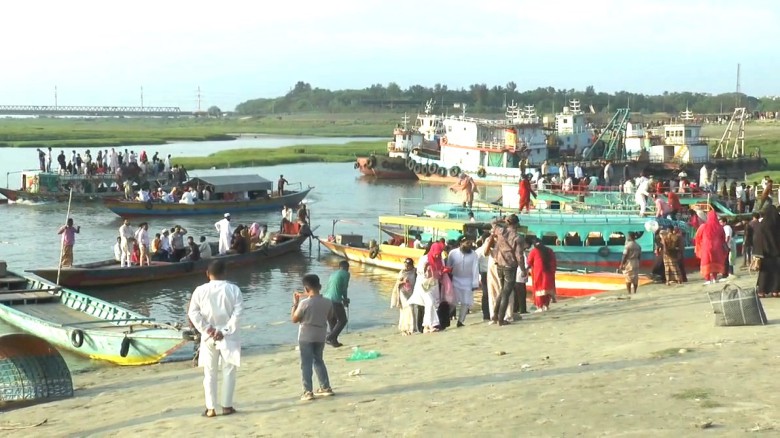 ঈদের আনন্দে যমুনা সেতু পূর্বপাড়ে বিনোদন প্রেমীদের ঢল!
