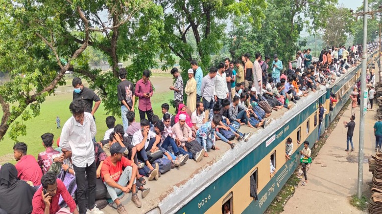 কর্মমুখী মানুষের ঢাকায় ফেরা ॥  ট্রেনে তিল ধারণের ঠাঁই নেই, ছ