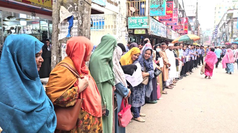 টাঙ্গাইলে কলেজ অধ্যক্ষের অনৈতিক কর্মকান্ডের প্রতিবাদে মানববন্দ্বন