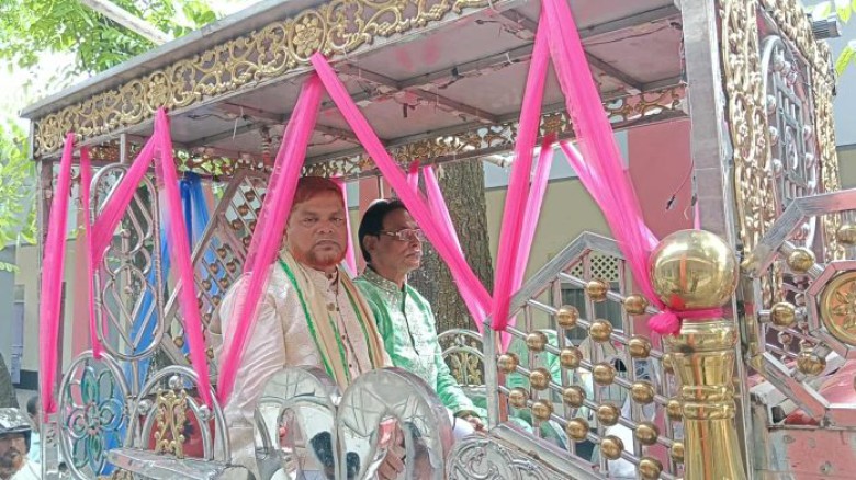 টাঙ্গাইলের মির্জাপুরে শিক্ষককে রাজসিক বিদায়