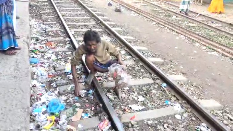 ঝাড়ুুুুদার পদে বেতন নেন বিএ পাশ শিউলী ময়লা-আবর্জনা পরিস্কার 