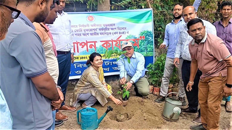 টাঙ্গাইলের মহাসড়কে সোনালু-জারুল-নিমের চারা রোপণ