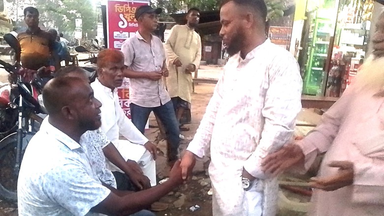 মানুষের কাছে গিয়ে খোঁজখবর নিচ্ছেন মোঃ সুমন মৃধা