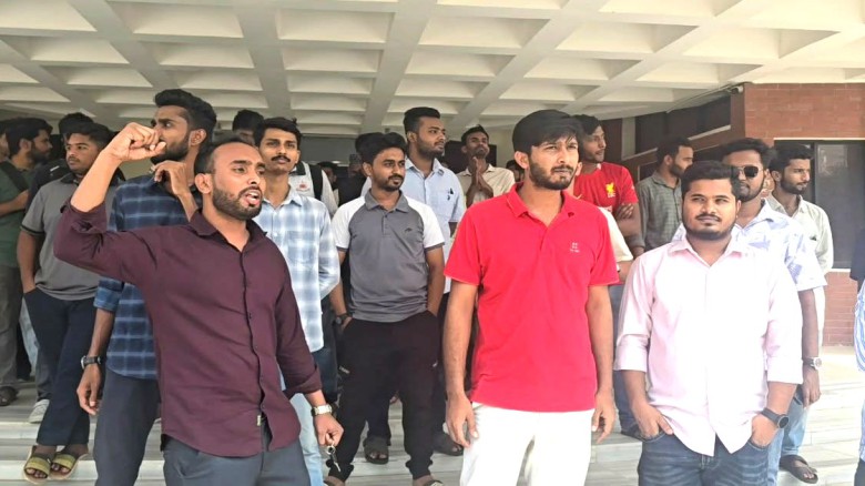 প্রক্টরের পদত্যাগের দাবিতে মাভাবিপ্রবি প্রশাসনিক ভবনে  তালা 