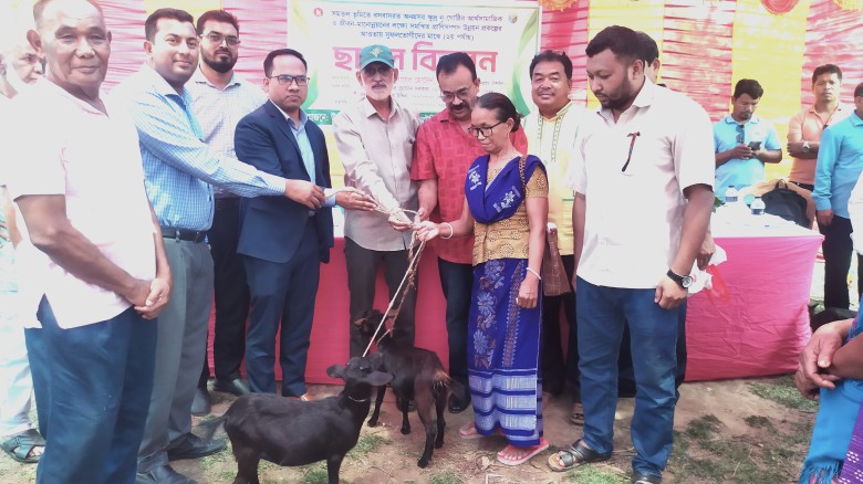 মধুপুরে ক্ষুদ্র-নৃগোষ্ঠীর মাঝে ছাগল বিতরণ অনুষ্ঠিত