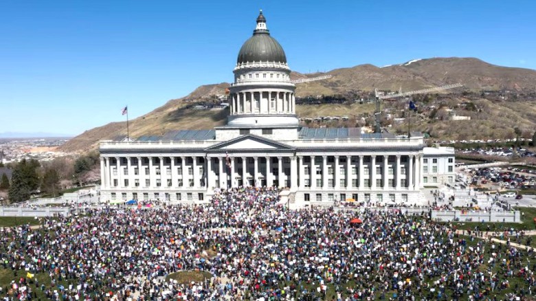 ট্রাম্পকে অপসারণে উত্তাল ওয়াশিংটন