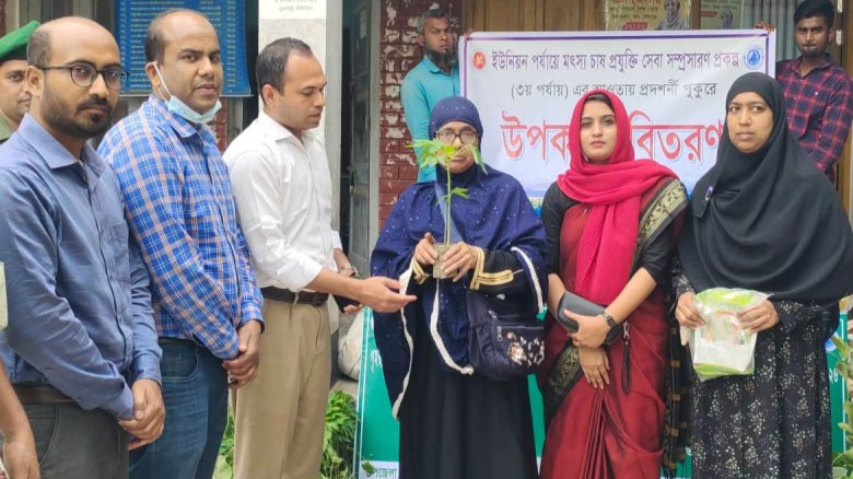 ভূঞাপুরে প্রদর্শনী পুকুরে উপকরণ বিতরণ