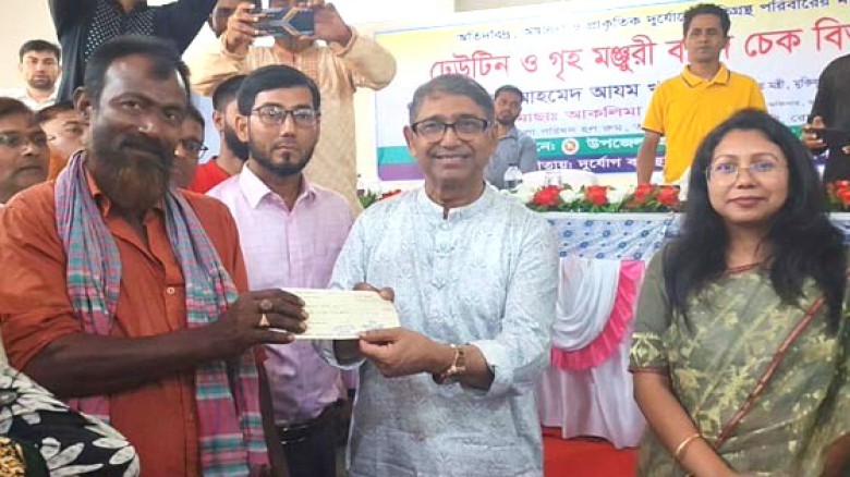 বাসাইলে ঢেউটিন ও চেক বিতরণ করলেন মুক্তিযুদ্ধ বিষয়ক মন্ত্রী