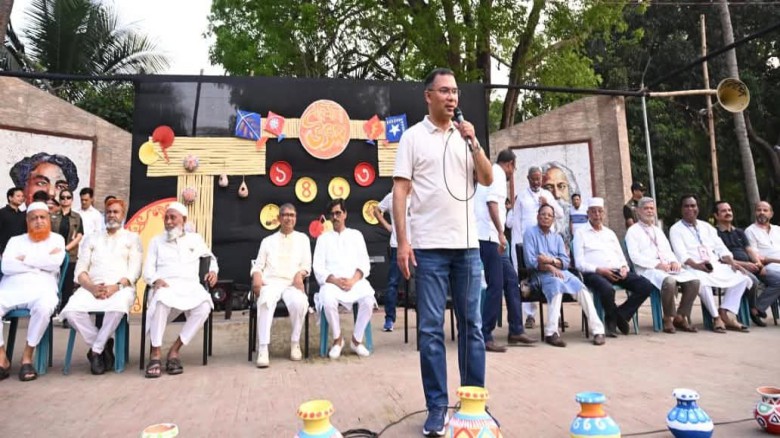 ছবির ক্যাপশন: টাঙ্গাইলের সন্তোষে মাওলানা ভাসানী বিজ্ঞান ও প্রযুক্তি বিশ্ববিদ্যালয়ের মুক্তমঞ্চে সমাবেশে বক্তব্য দেন প্রধানমন্ত্রী তারেক রহমান।