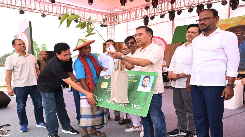 ছবির ক্যাপশন: : টাঙ্গাইলে শহীদ মারুফ স্টেডিয়ামে কৃষক কার্ড কর্মসূচির উদ্বোধনী অনুষ্ঠানে বক্তব্য দেন প্রধানমন্ত্রী তারেক রহমান।
