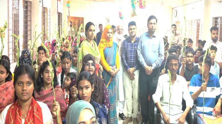 ছবির ক্যাপশন: ময়মনসিংহের গৌরীপুরে বৃহস্পতিবার (১৬ এপ্রিল/২৬) নুরুল আমিন খান উচ্চ বিদ্যালয়ের বিদায়ী এসএসসি ব্যাচের সংবর্ধিত শিক্ষার্থীদের সাথে অতিথিবৃন্দ।