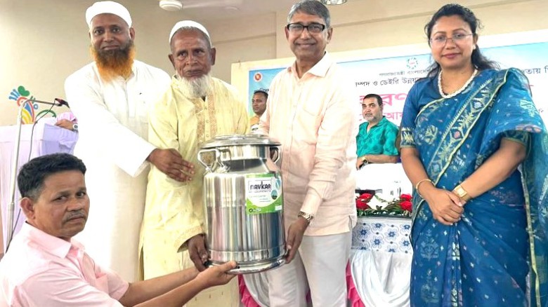 বাসাইলে ২৮০ খামারীর মাঝে এলডিডিপি প্রকল্পের উপকরণ বিতরণ