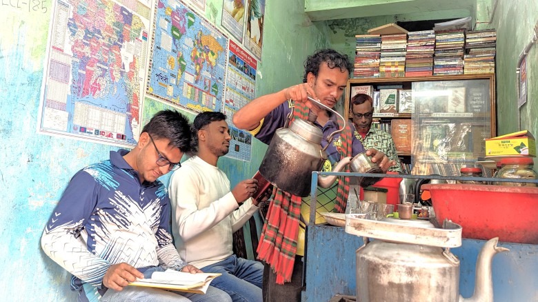 আজ বিশ্ব বই দিবস : পাঠাভ্যাস বৃদ্ধি ও জ্ঞানচর্চায় চায়ের দোকা