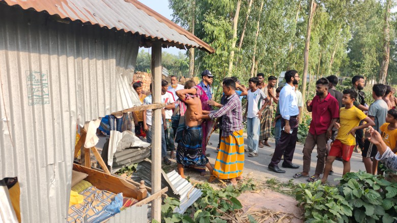মসজিদের মাইকে ঘোষণা দিয়ে দুই গ্রামের সংঘর্ষ ; অর্ধশত বাড়ি-ঘর