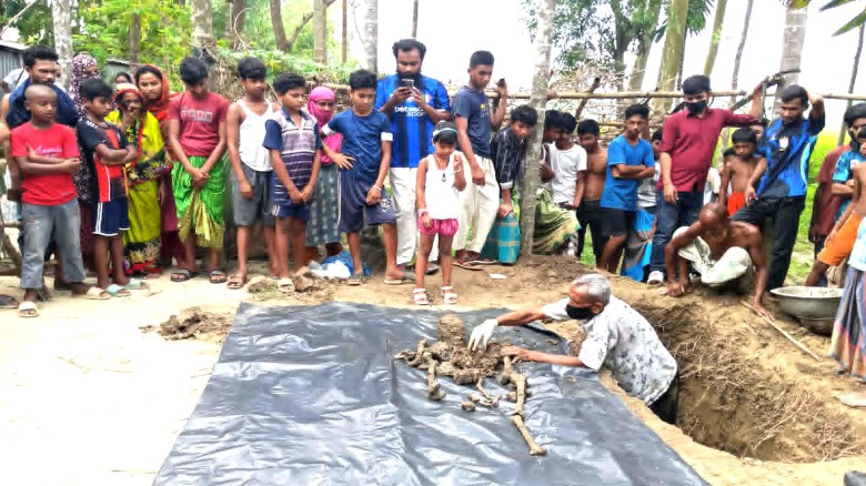 মধুপুরে ভুল পরিচয়ে দাফনের ২০ মাস পর কবর থেকে তোলা হলো মরদেহ