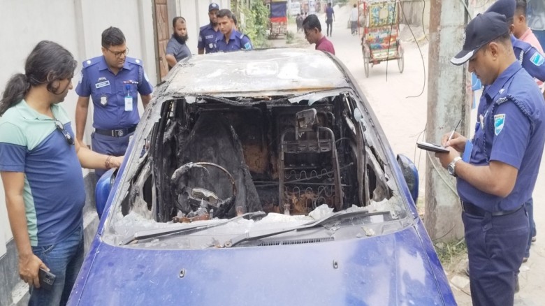 টাঙ্গাইলে নাগরিক অধিকার রক্ষার কন্ঠস্বর রাজ্যের গাড়িতে আগুন