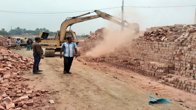 ঘাটাইলে  ৭টি ইটভাটায় ভ্রাম্যমান আদালতের ২৩ লাখ টাকা জরিমানা