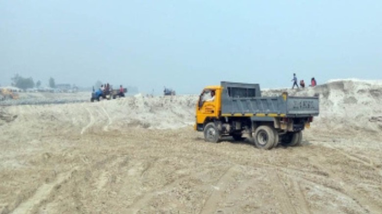 নাগরপুরে অবৈধ বালু ব্যবসা বন্ধে এমপির অভিযান, যানবাহন জব্দ