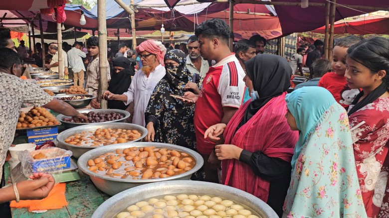 টাঙ্গাইলে  জমে উঠেছে ১৫০ বছরের পুরোনো ঐতিহ্যবাহী জামাই মেলা