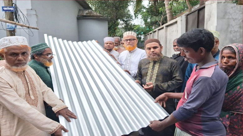 মির্জাপুরে গৃহহীন দুই পরিবারের মধ্যে ঢেউটিন বিতরণ