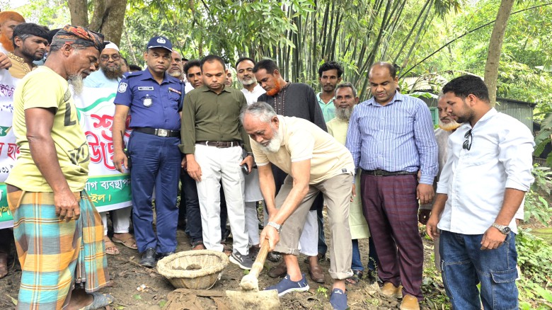 ছবির ক্যাপশন: টাঙ্গাইলের ভূঞাপুরে খুপিবাড়ী এলাকায় পুনঃখালখনন কর্মসূচি উদ্বোধন করলেন সংসদ সদস্য অ্যাড. আব্দুস সালাম পিন্টু।