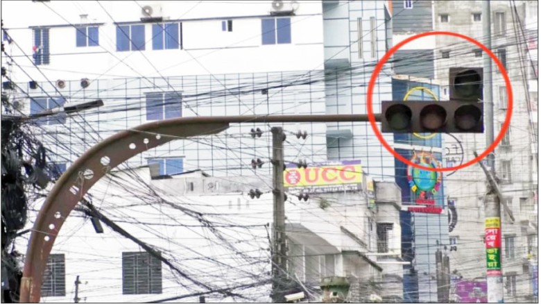 ছবির ক্যাপশন: বছরের পর বছর ধরে অযত্ন -অবহেলায় বিকল হয়ে পড়েছে এসব সিগন্যাল বাতি-ছবি সংগৃহীত
