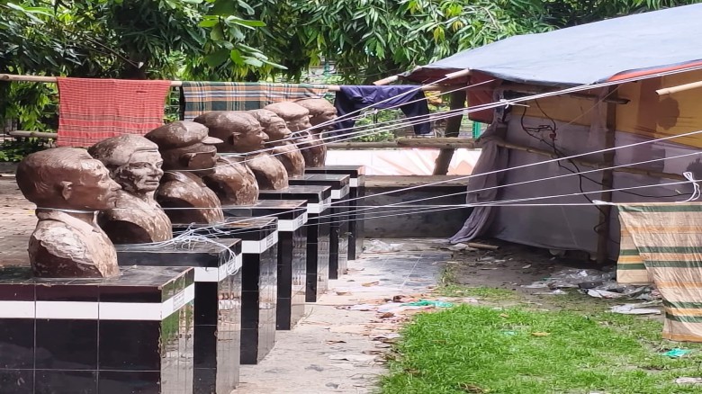 সাত বীর শ্রেষ্ঠর গলায় মেলার স্টলের দড়ি, সামাজিক যোগাযোগ মাধ্যমে নিন্দার ঝড়