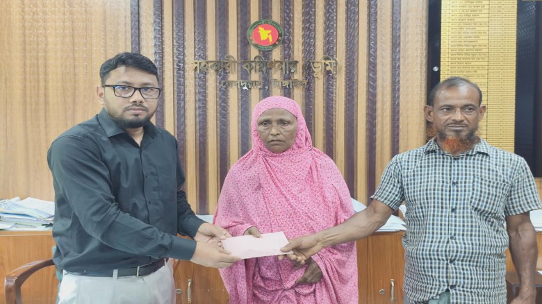 দেলদুয়ারে এসিল্যান্ডের হস্তক্ষেপে উদ্ধার হলো বৃদ্ধার টাকা, ফ