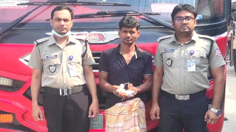 টাঙ্গাইলে বাসে তল্লাশি অভিযান, এক যাত্রীর কাছে মিললো ৪০০ পিস