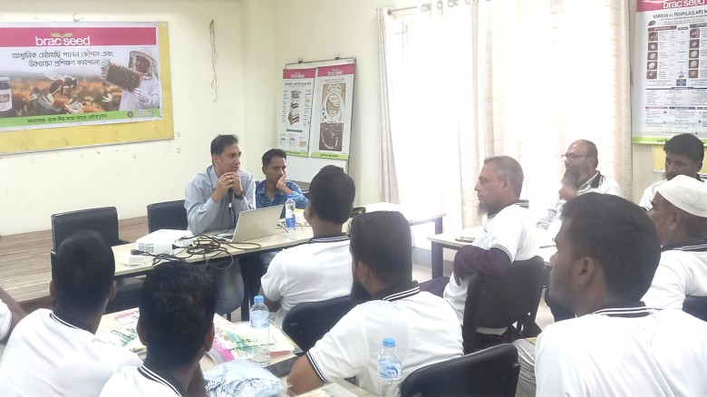 টাঙ্গাইলে আধুনিক মৌ-চাষ ও উদ্যোক্তা তৈরির লক্ষ্যে প্রশিক্ষণ