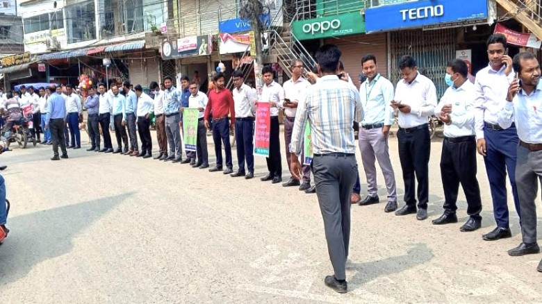 সখীপুরে পেশার মর্যাদা রক্ষা্য দাবিতে মানববন্ধন