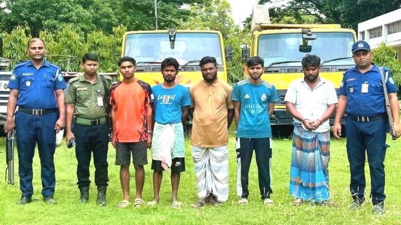 টাঙ্গাইলে অবৈধ মাটি কাটার বিরুদ্বে অভিযান চালিয়ে ৫ জনকে আটক