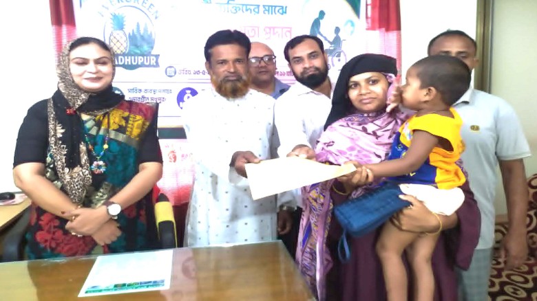 মধুপুরে প্রতিবন্ধীদের মাঝে আর্থিক সহায়তা প্রদান