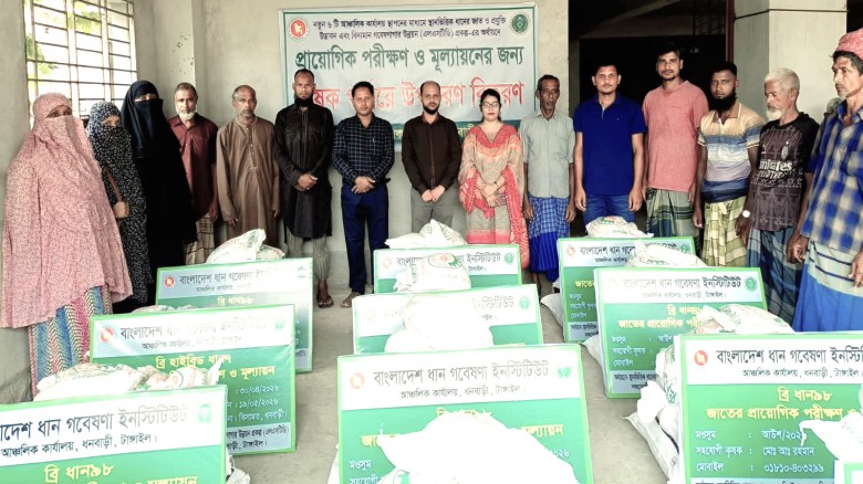 ধনবাড়ীতে  কৃষকদের মাঝে কৃষি উপকরণ বিতরণ