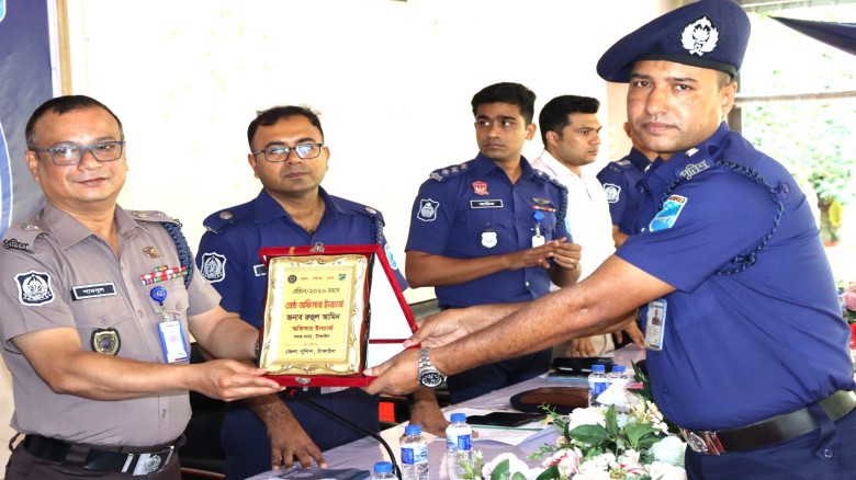 টাঙ্গাইলে ৬ পুলিশ কর্মকর্তার শ্রেষ্ঠত্বের সম্মাননা