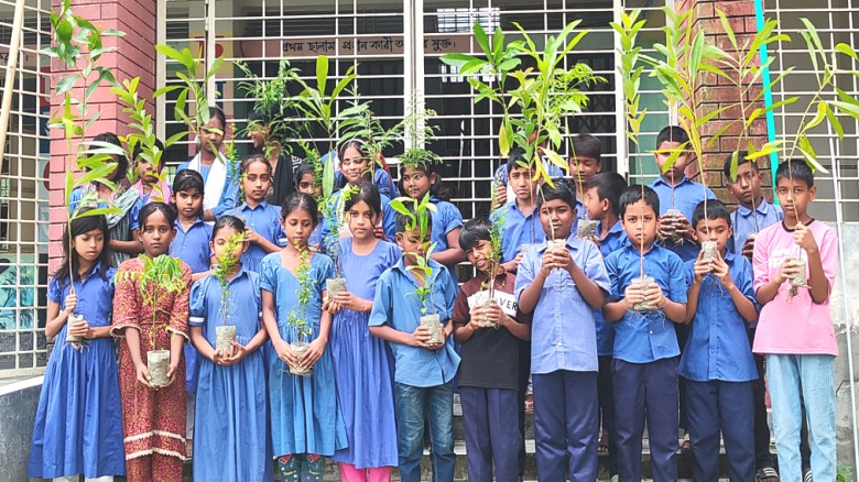 জলবায়ু পরিবর্তন মোকাবিলায় শিক্ষার্থীদের মাঝে চারা বিতরণ