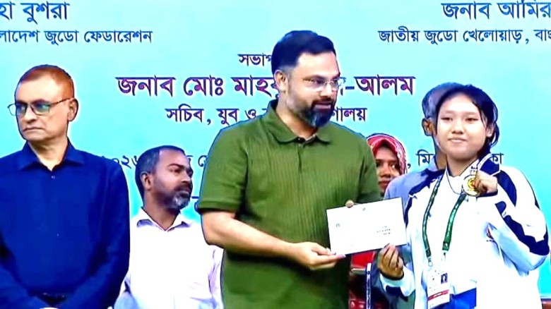 জাতীয় কারাতে প্রতিযোগিতায় মধুপুরের আদিবাসী কন্যা নাম্বিয়ার স্বর্ণ জয়
