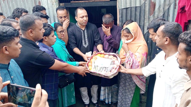 প্রধানমন্ত্রীর উপহার পেল কান্নায় ভেঙে পড়লেনশহীদ বিপ্লবের বাব