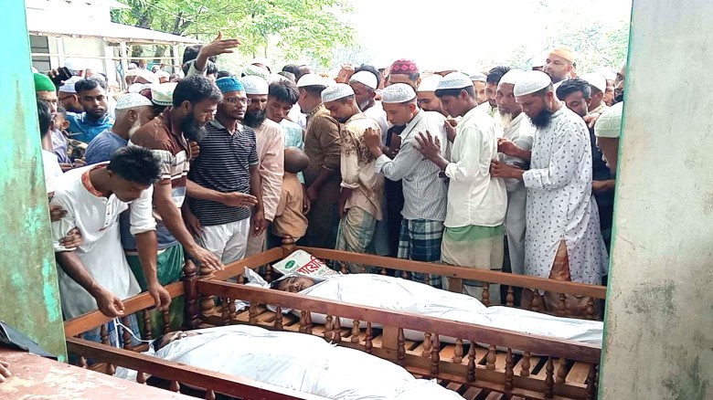 এক বন্ধু কবরে আরেক বন্ধু শ্মশানে ॥ গৌরীপুরে  দু’বন্ধু একইসাথ
