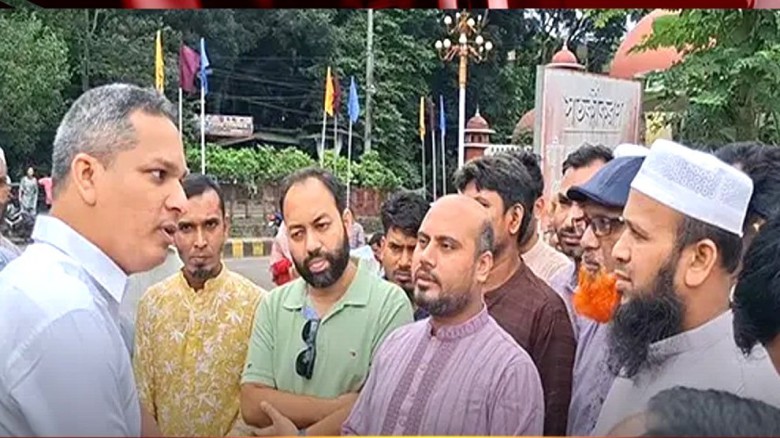জেলা প্রশাসনের বাধার অভিযোগে ফুল না দিয়েই চলে গেলেন এনসিপি নেতারা