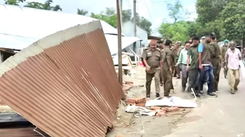 সখীপুরে ৬০ হাত ঘর ভেঙে দিল বন বিভাগ, জমির মালিকানা নিয়ে পাল