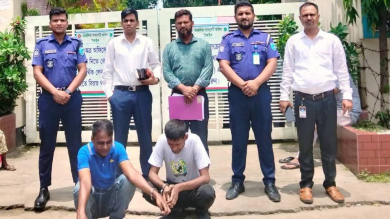 টাঙ্গাইল পাসপোর্ট অফিসে মোবাইল কোর্টের অভিযান, দুই দালাল'কে 