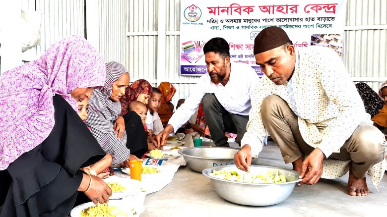 বাসাইলে মানবিক আহার কেন্দ্রের এক বছর পূর্তিতে দোয়া ও দরিদ্রদ