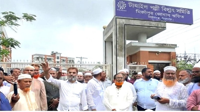 মির্জাপুরে জনরোষ ও নিরাপত্তার শঙ্কা উপেক্ষা করে বিদ্যুৎকর্মী