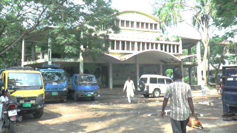 অযত্ন-অবহেলায় টাঙ্গাইলের ‘ভাসানী হল’ সন্ধ্যা নামলেই অপরাধীদের আড্ডাস্থলে পরিণত হয়