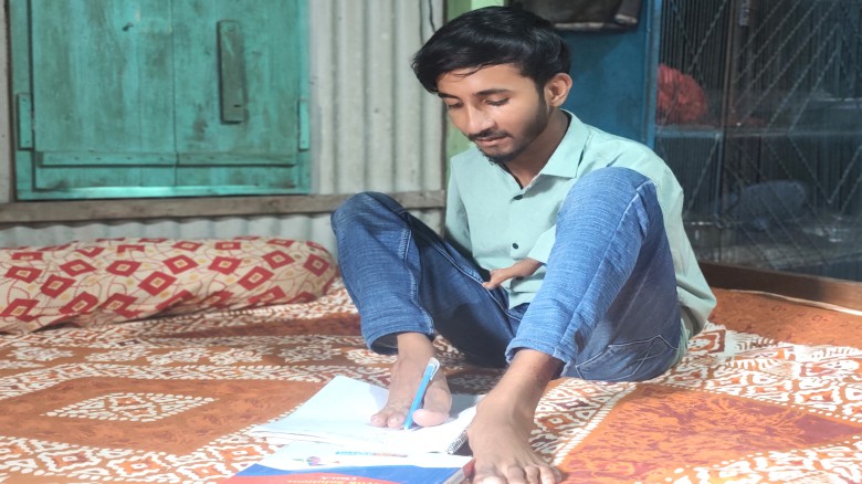 দুই হাত নেই, তবুও ডানা মেলে স্বপ্ন: —সরকারি চাকরির আশা তাওহী