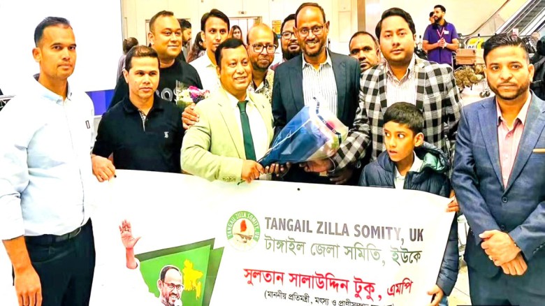 লন্ডনের হিথ্রো বিমানবন্দরে মৎস্য ও প্রাণিসম্পদ প্রতিমন্ত্রী টুকুকে ফুলেল শুভেচ্ছা