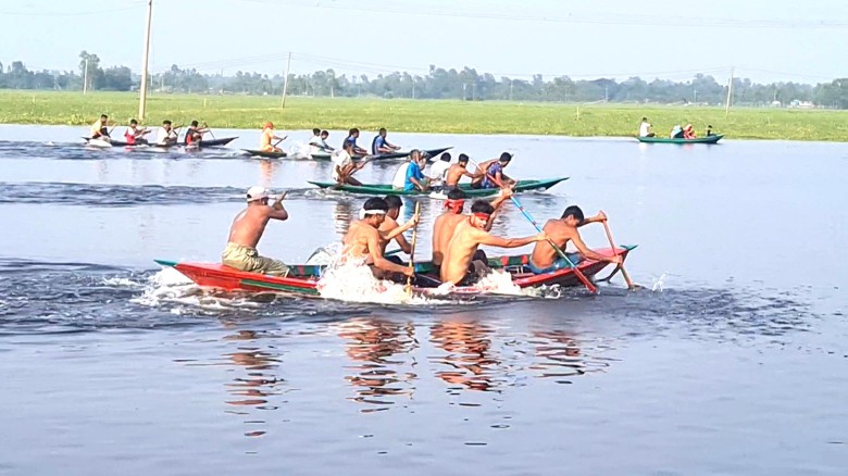বাসাইলে নন্দন বিলে নৌকা বাইচ প্রতিযোগিতা অনুষ্ঠিত