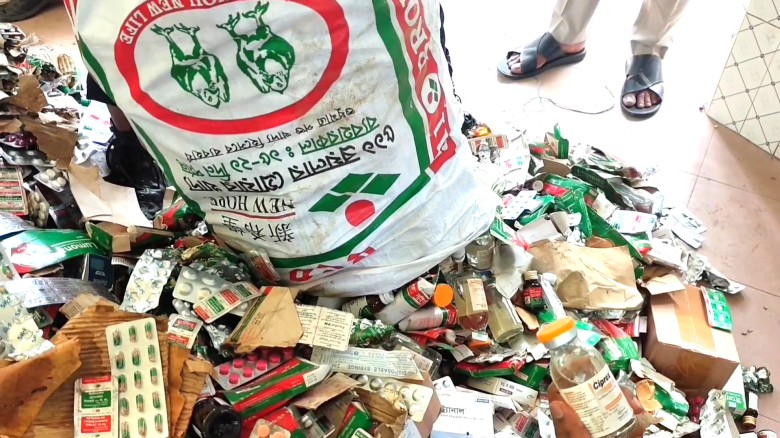 ঘাটাইলে সরকারি ওষুধ কেলেঙ্কারী,আসল অপরাধীদের বাঁচাতে পিক-আপ  চালকের বিরুদ্ধে চুরির মামলা